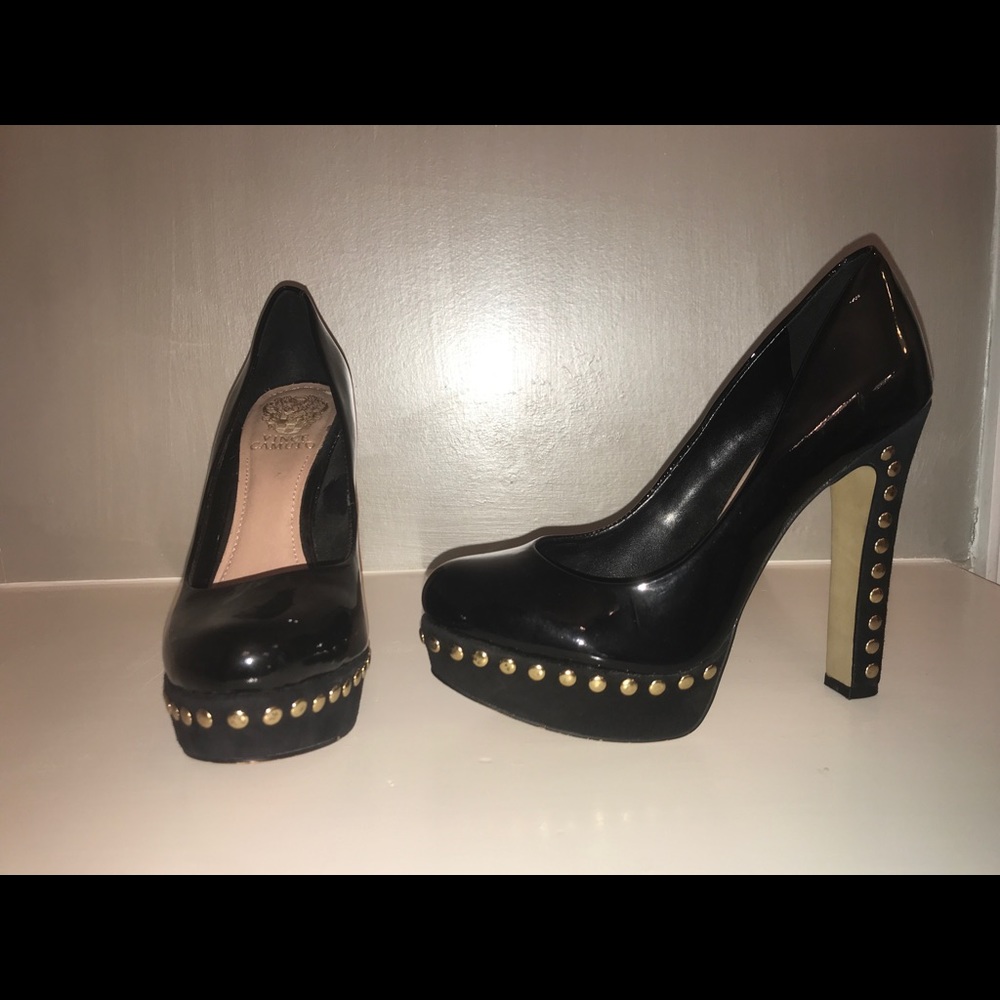 Black pumps